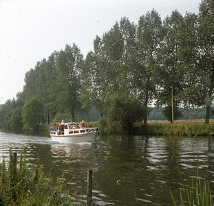 119499 Gezicht over de Vecht ter hoogte van Oud-Zuilen (gemeente Maarssen), met een pleziervaartuig.